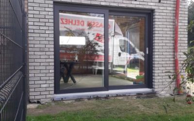 Pose de châssis RAL 7016 dans une annexe à Mortroux (Liège)