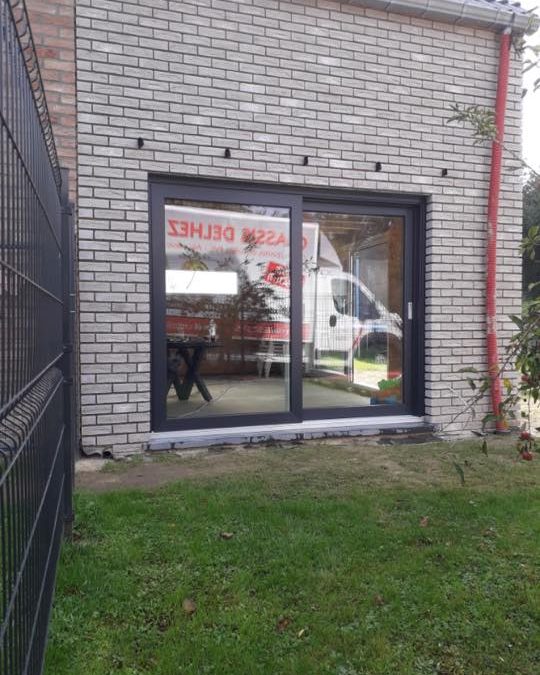 Pose de châssis RAL 7016 dans une annexe à Mortroux (Liège)