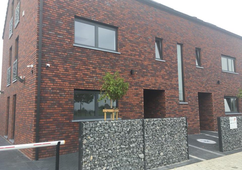 Pose de châssis et toiture dans un nouveau bâtiment à Visé