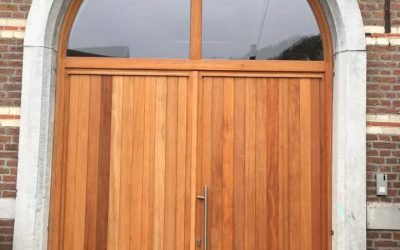 Superbe avant-après de cette porte d’école à Wandre (Liège)