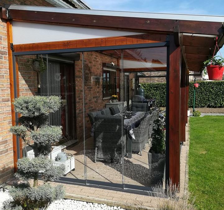 Installation de baies coulissantes en verre sécurit sur une pergola