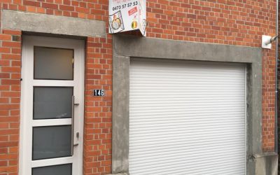 Volet électrique et porte vitrée sablée aux bords clairs à Liège