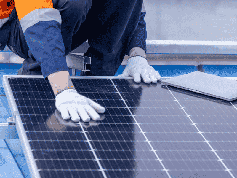 Nettoyage et entretien des panneaux solaires : le guide pratique