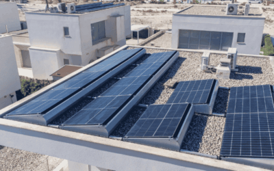 Panneaux solaires sur toit plat : tout ce qu’il faut savoir avant de se lancer