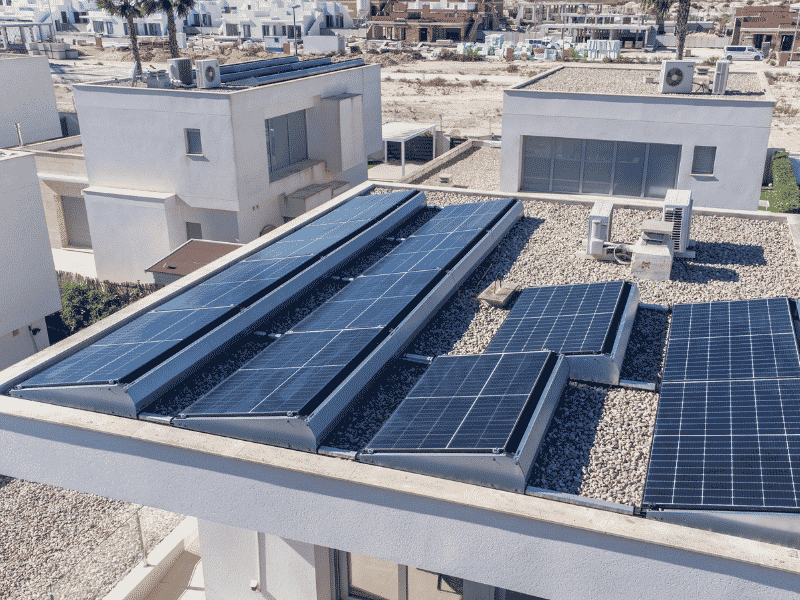 Panneaux solaires sur toit plat : tout ce qu’il faut savoir avant de se lancer