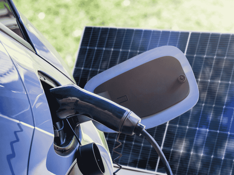 Recharger sa voiture électrique avec des panneaux solaires : le guide pour particuliers et entreprises en Belgique